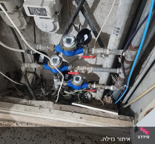 מד מים וצנרת במערכת אינסטלציה